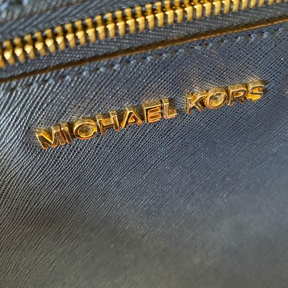 Authentic Michael Kors wristlet - Navy Blue - USED in great condition - Picture 6 of 8